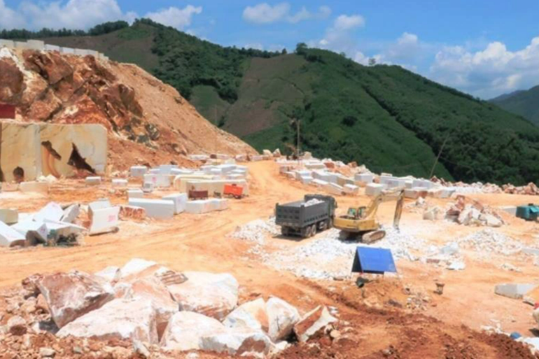 Khiển trách Chủ tịch huyện vì để xảy ra khai thác đá trái phép