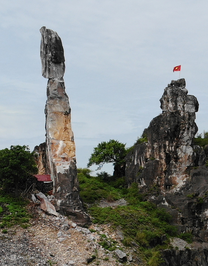 Hòn Vọng Phu bị sét đánh sạt lở