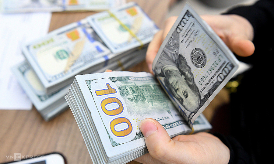Tỷ giá USD tự do về dưới 24.000 đồng