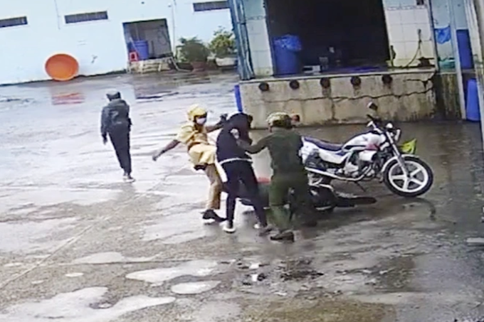 Tạm đình chỉ 4 cảnh sát liên quan vụ đánh túi bụi 2 thanh niên