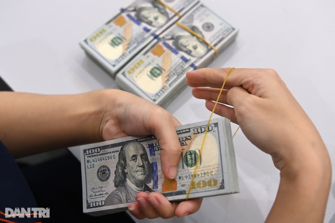 Ngân hàng tăng mạnh giá bán USD lên 24.200 đồng
