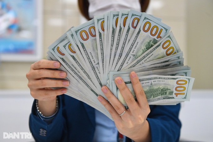 Giá bán USD trong ngân hàng, chợ đen tiếp tục đi xuống