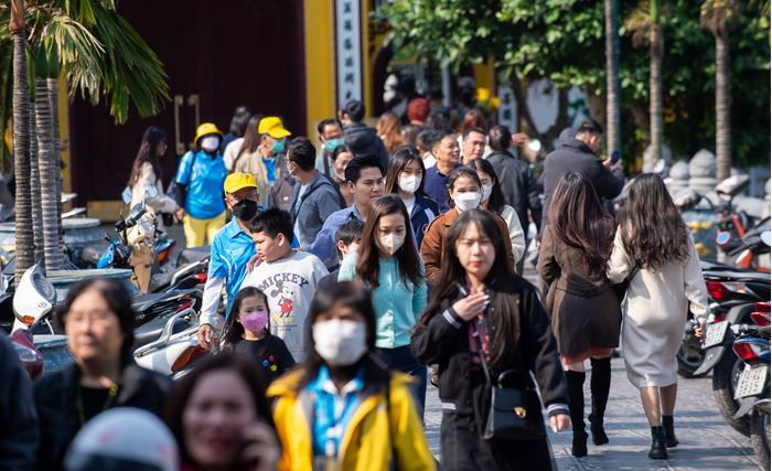 Phủ Tây Hồ, chùa Trấn Quốc đông đúc người đi tạ lễ