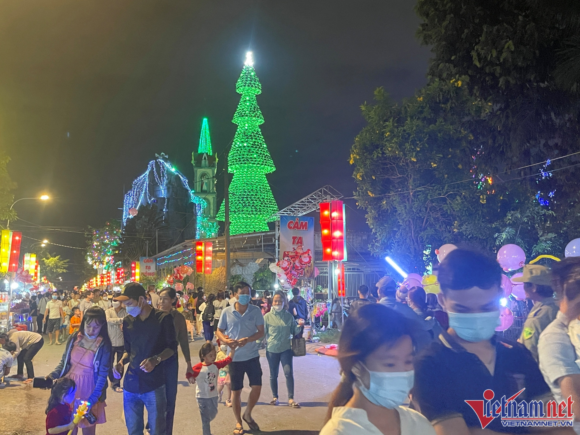 Người dân xóm đạo ở Đồng Nai nô nức đón Giáng sinh