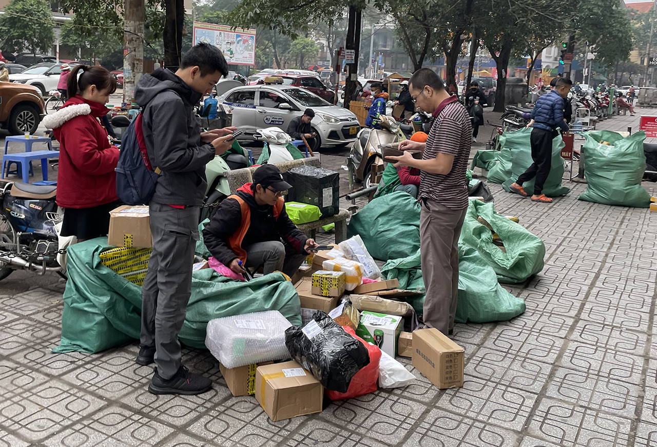 Cao điểm Tết, shipper kiếm tiền triệu mỗi ngày