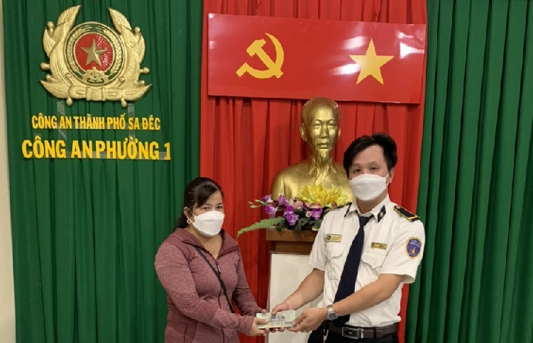 Nhặt được 100 triệu đồng, bảo vệ siêu thị trả cho người đánh rơi