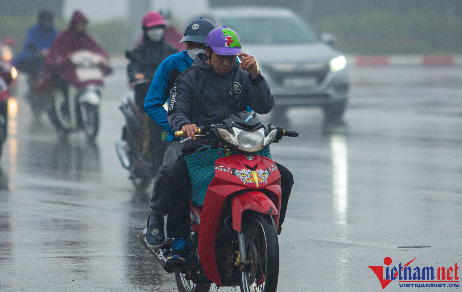 Cảnh báo mưa, giông lốc giờ tan tầm ở nội thành Hà Nội