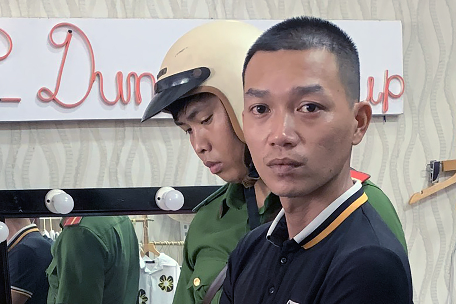 Giả vờ mua quần áo, gã trai khiến cô chủ shop thời trang kinh hãi