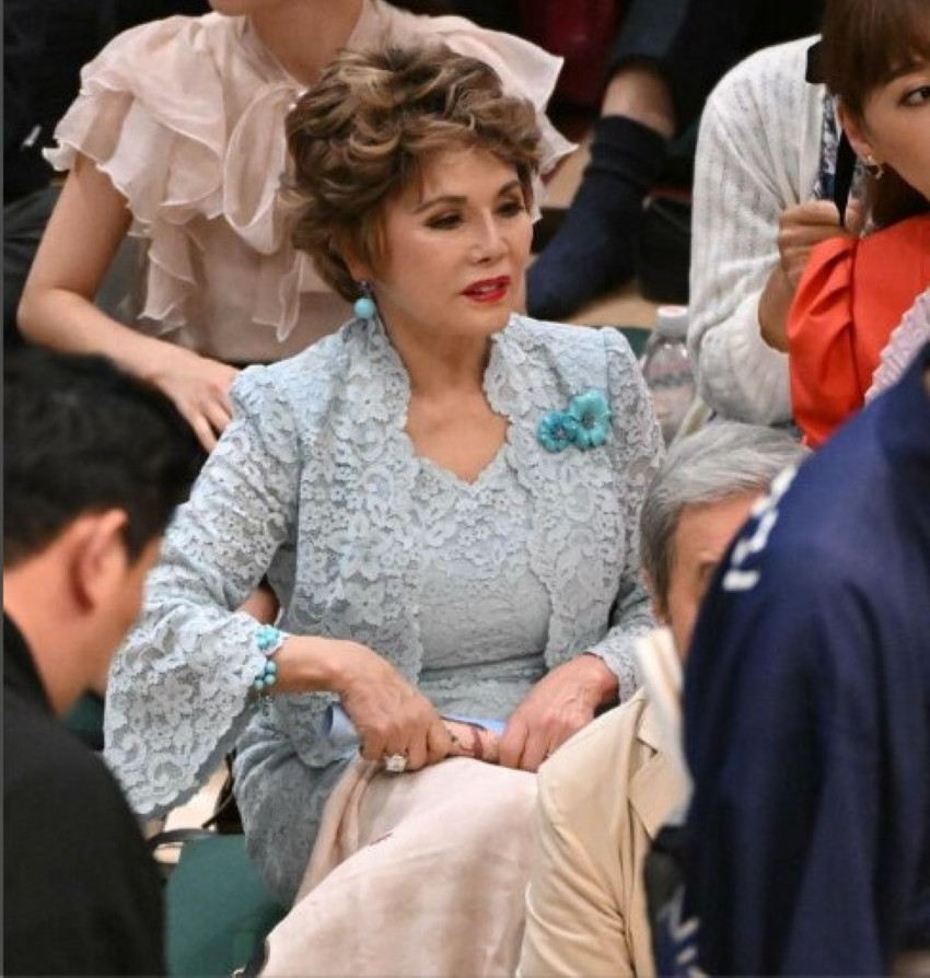 Devi Sukarno bị ném đệm vào đầu khi đang xem Sumo