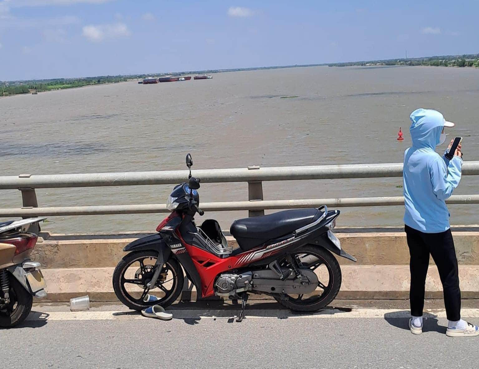 Người nước ngoài nhảy cầu tự tử, sống sót vì vớ được phao