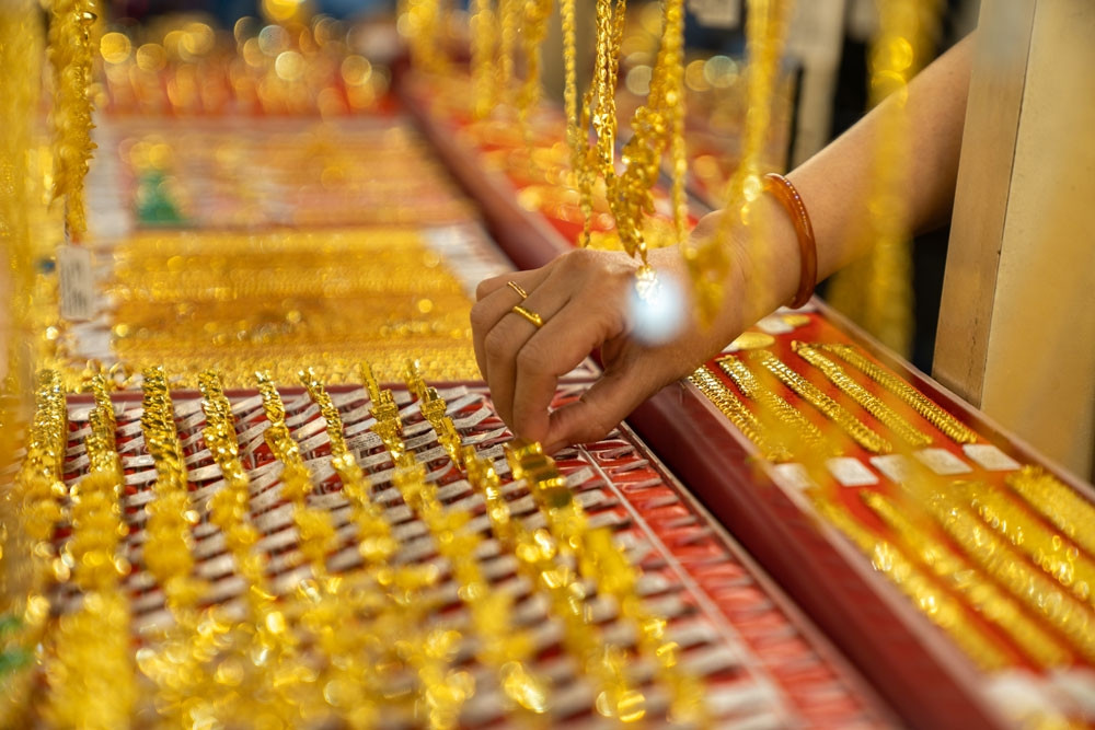 Bản tin tài chính sáng 15/6: Giá vàng và dầu đi lên, USD lao dốc