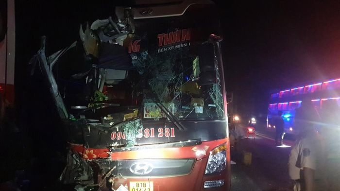2 xe khách giường nằm va chạm trên quốc lộ, 3 người thương vong