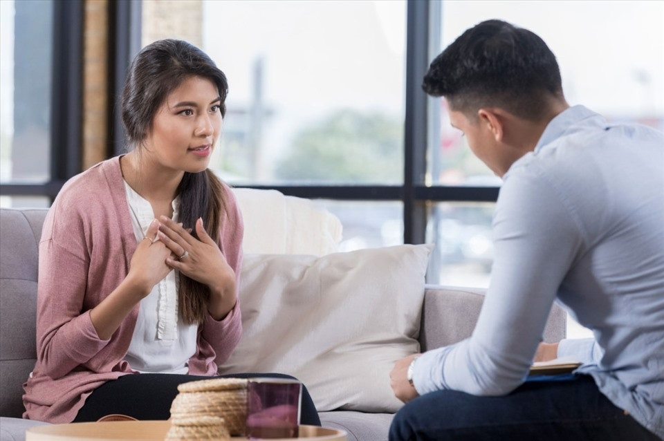 Bàn chuyện góp tiền nuôi mẹ, vợ tôi tuyên bố một câu khiến các em chán nản