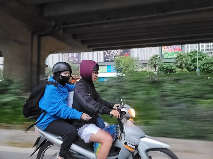 [ẢNH] Người dân Hà Nội co ro ra đường trong đợt rét đầu tiên