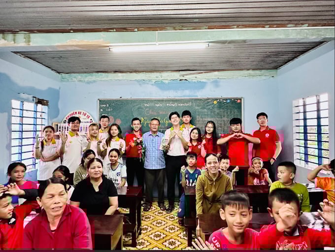 Mang thư viện sách đến với lớp học làng chài xứ Huế