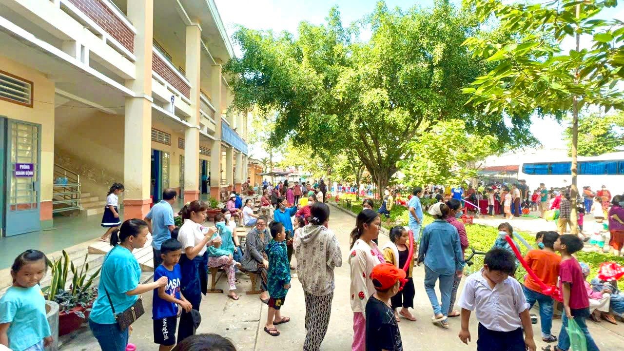 Hơn 1.000 trẻ em khó khăn tại Tây Ninh được thăm khám miễn phí