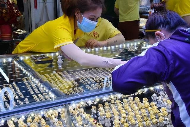 Giá vàng hôm nay: Giảm mạnh, nhà đầu tư bán tháo