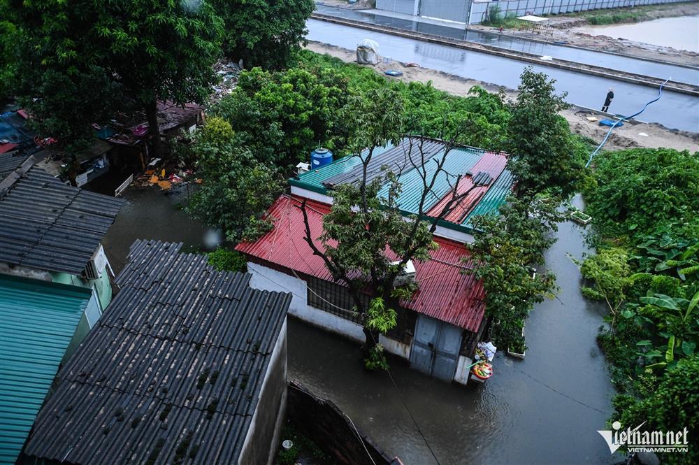 Mưa rả rích cả ngày, một khu vực ở Hà Nội thành ốc đảo