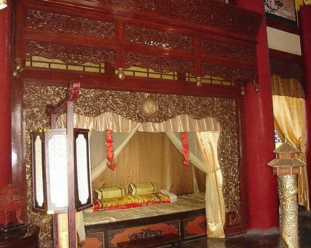 Vì sao có cả thiên hạ trong tay nhưng giường Hoàng đế chỉ rộng 1m?