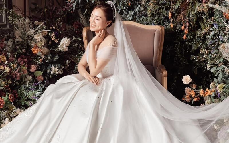 Showbiz 28/8: Vợ Công Lý bất ngờ khoe ảnh diện váy cưới, Cát Phượng và Kiều Minh Tuấn bơ nhau giữa sự kiện