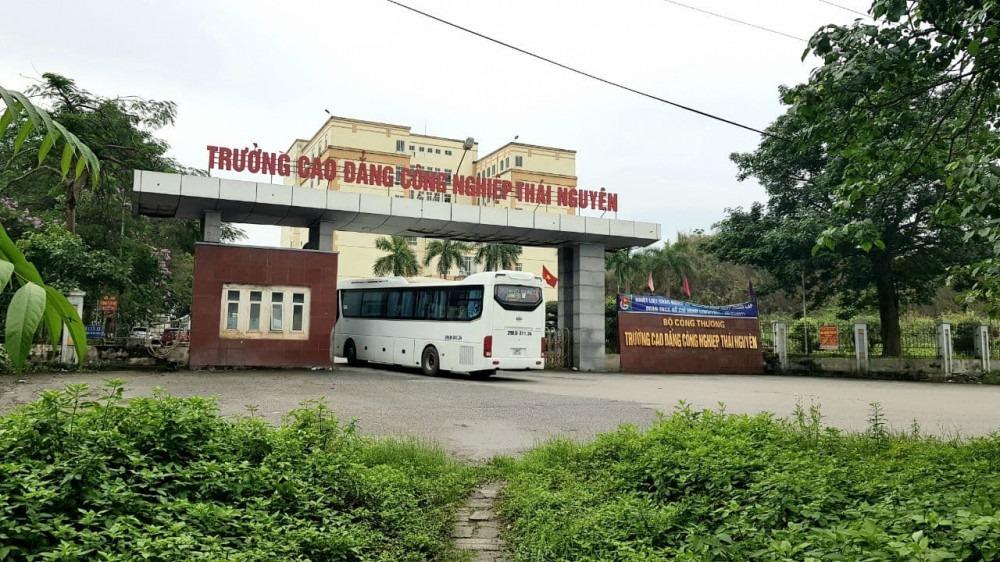 Hơn 10 học sinh nhập viện chưa rõ nguyên nhân: Một em đã tử vong