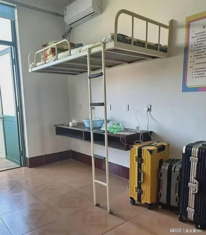 Chiếc giường ngược đời trong KTX khiến phụ huynh sốc nặng